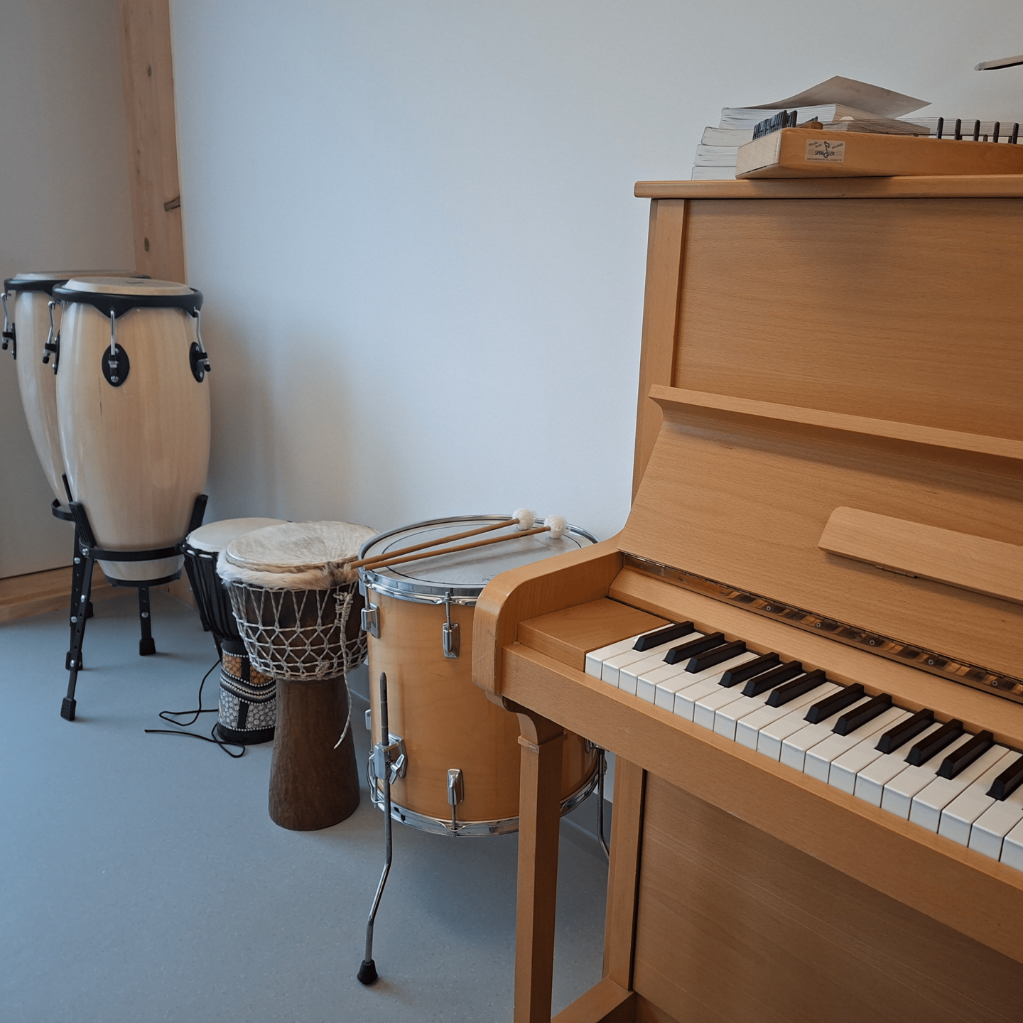 Trommeln, Klavier und weitere Musikinstrumente