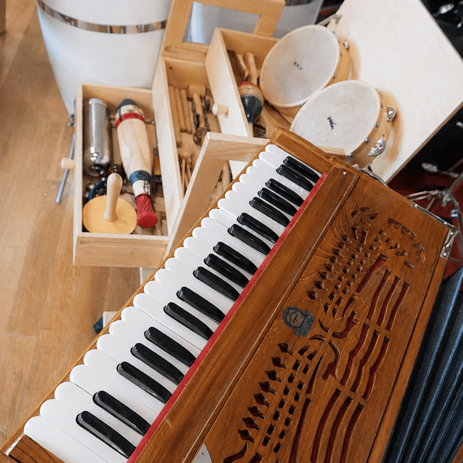 Verschiedene Musikinstrumente: Klavier, Trommel, Rassel