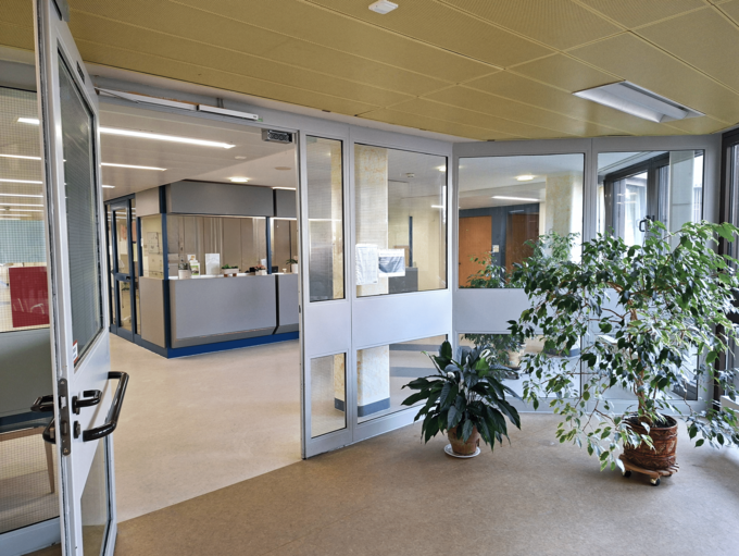 Eingang zu einer Station inklusive Stationskanzel