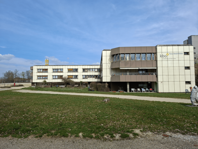 Gebäude und Garten der kbo-Klinik in Ingolstadt