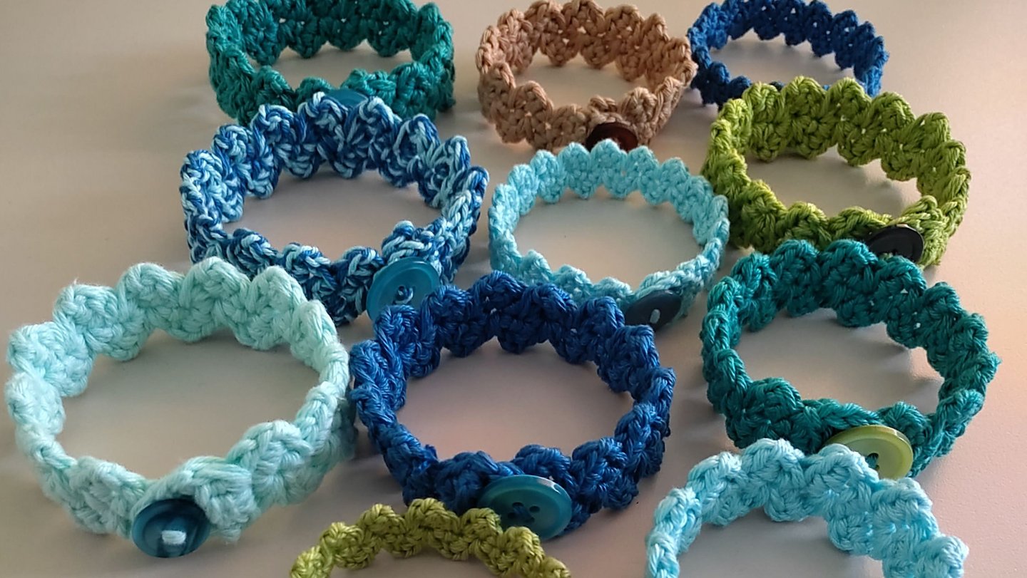 Gehäkelte Armbänder in unterschiedlichen Farben