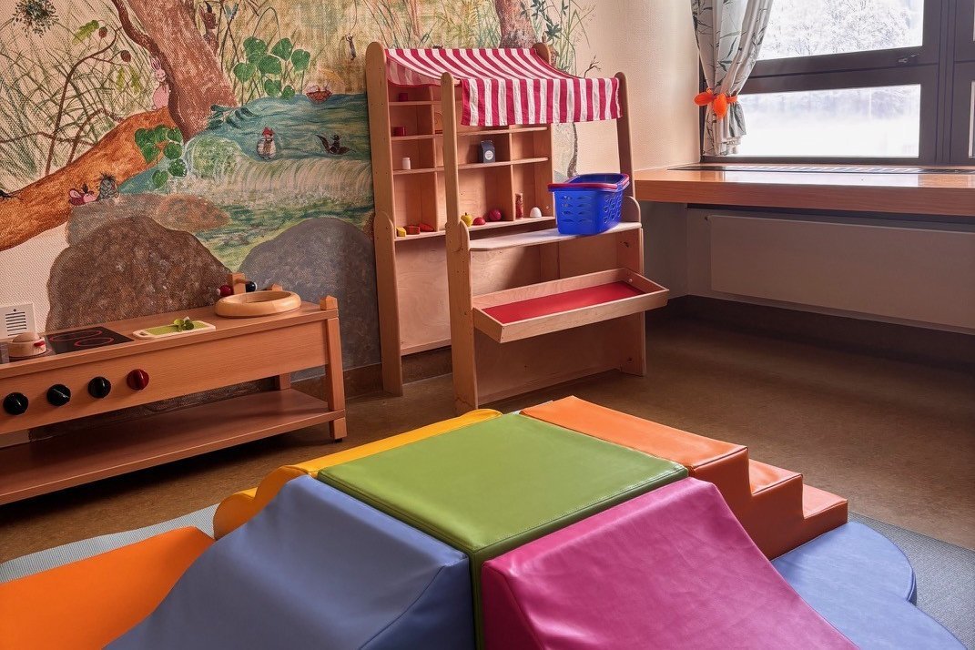 Spielzimmer mit Kaufmannsladen, Matten zum Turnen und weiteren Spielsachen