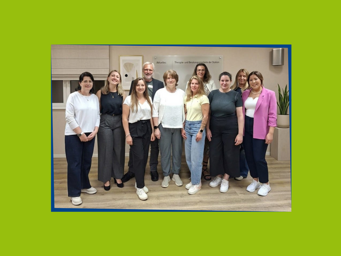 Gruppenbild mit neun der Absolventinnen und dem Leiter des Fachweiterbildungskurses.