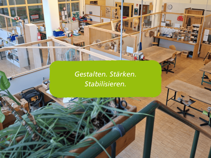 Räumlichkeiten der Ergotherapie mit Tischen, Materialien und Maschinen. Schriftzug: Gestalten. Stärken. Stabilisieren.